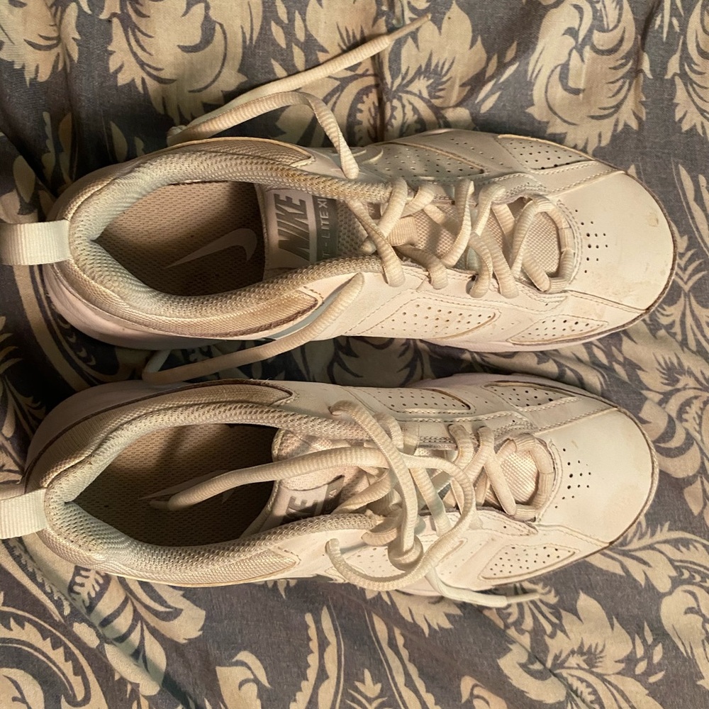 White nike tennis shoes